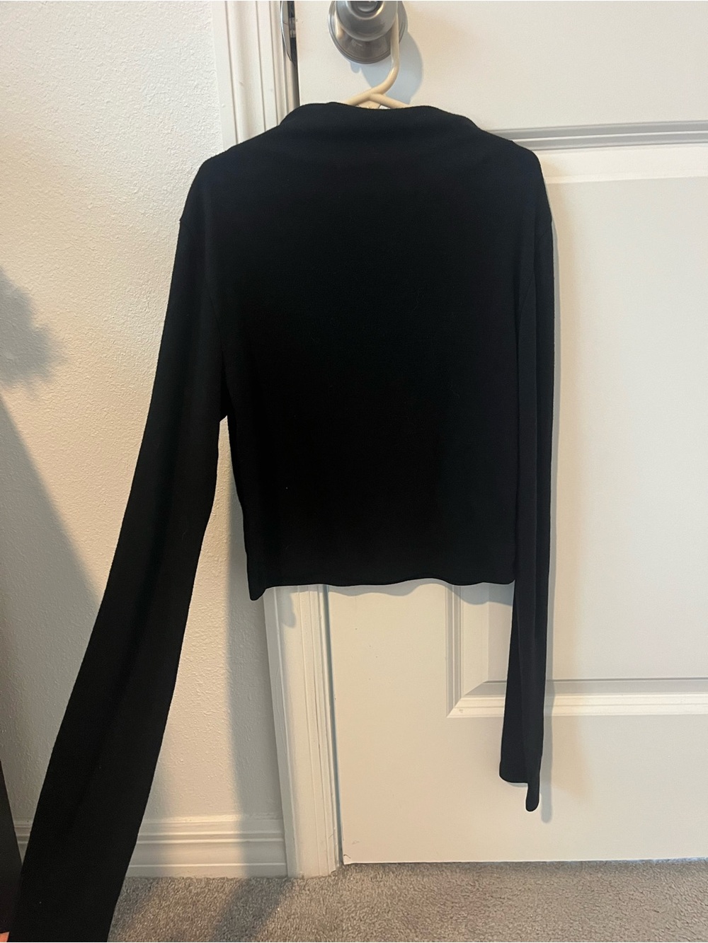 Active USA Black Long-Sleeve Cropped Top